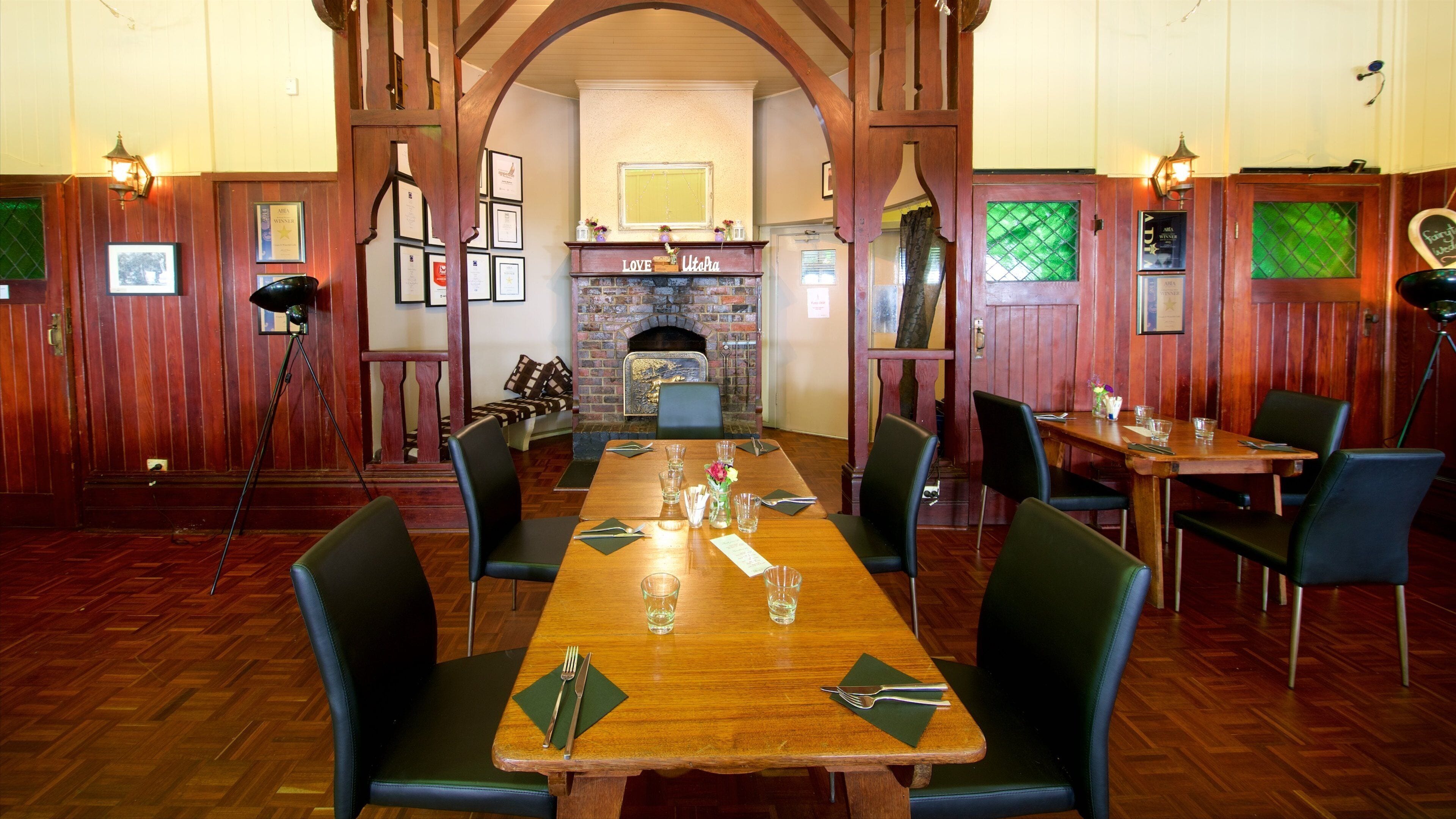 Waterfall Gully mettant en vedette bar et vues intérieures