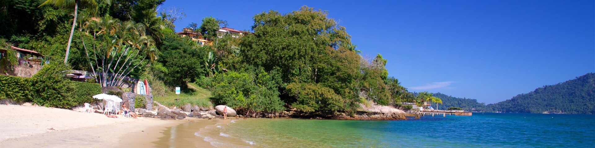 Playa de Figueira que incluye una playa, vista general a la costa y escenas tropicales