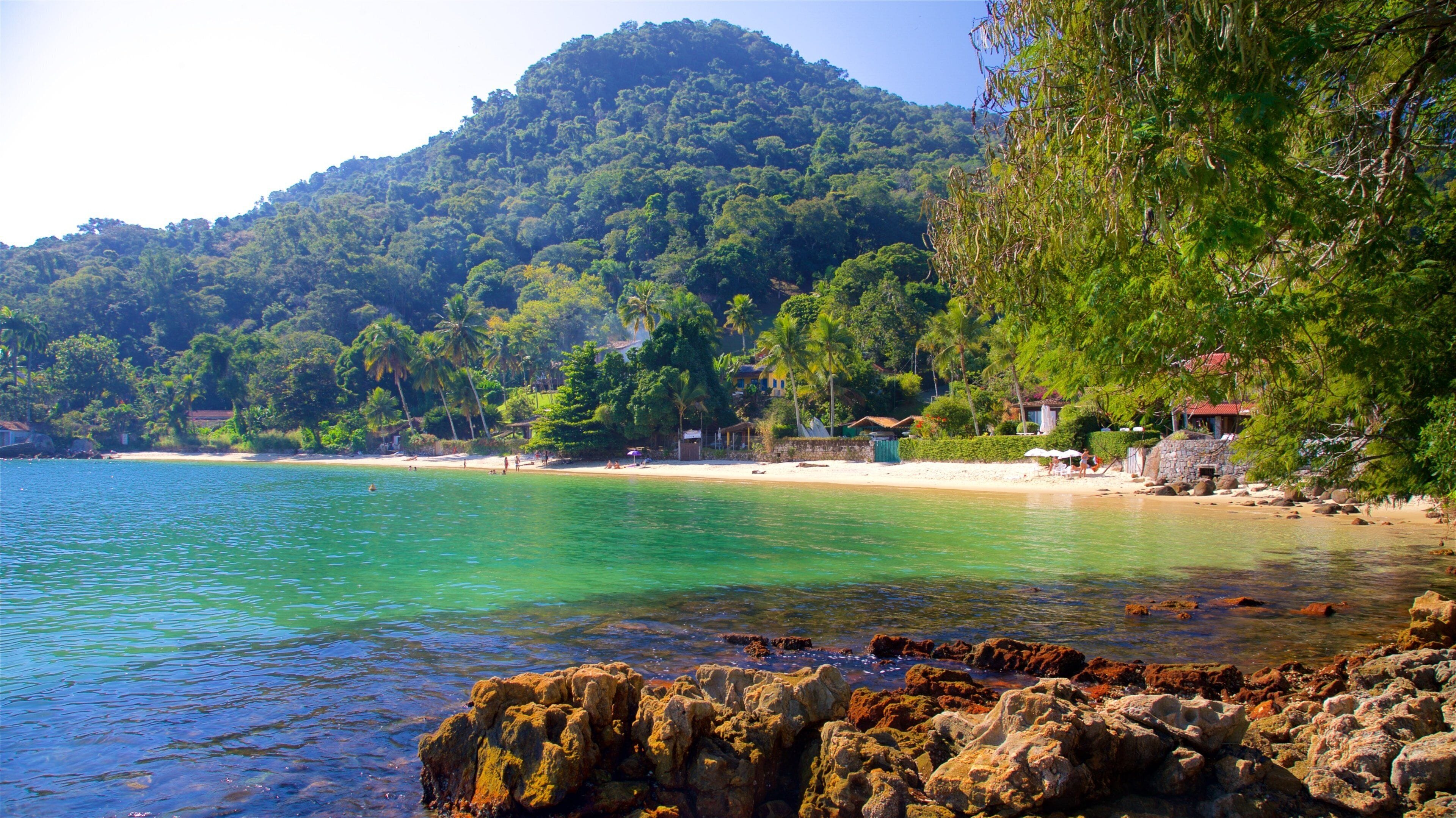 Figueiran ranta joka esittää karu rannikko, trooppiset näkymät ja ranta