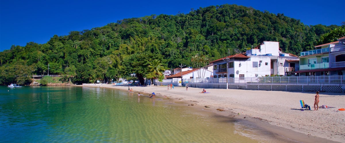 Playa de Bonfim mostrando una ciudad costera, una playa de arena y vistas generales de la costa