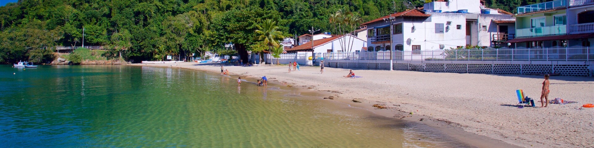 Praia do Bonfim mostrando uma praia de areia, uma cidade litorânea e paisagens litorâneas