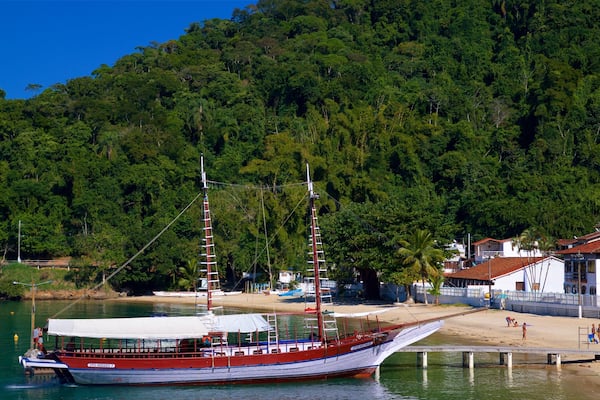 Plage praia do Bonfim montrant ville cĂŽtiĂšre, baie ou port et plage de sable