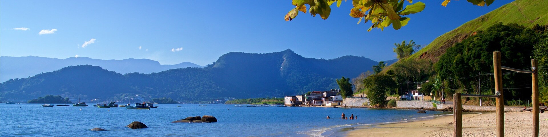 Praia da Enseada que inclui uma praia de areia e paisagens litorâneas