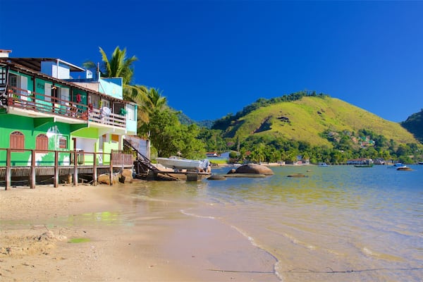 Enseada Beach montrant vues littorales, plage de sable et ville cĂŽtiĂšre