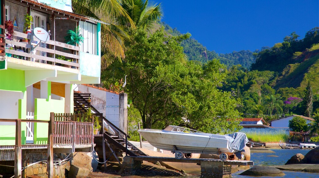 Enseada Beach que incluye una bahía o puerto