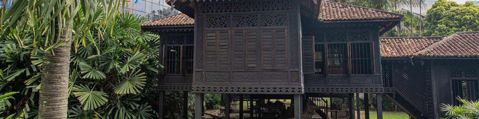 Rumah Penghulu Abu Seman which includes a house and heritage elements