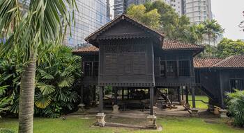 Rumah Penghulu Abu Seman which includes a house and heritage elements