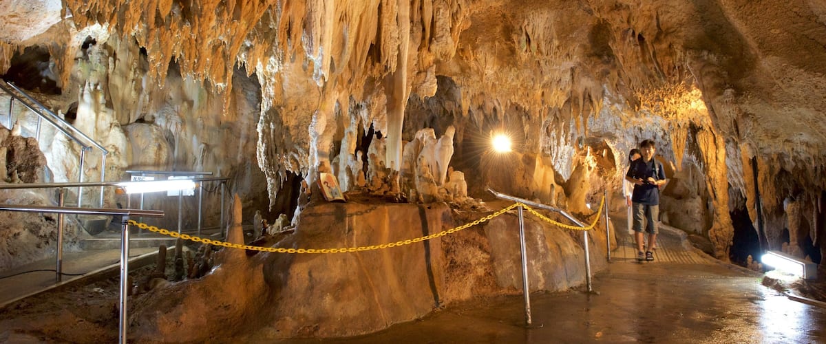 Cueva caliza de la isla de Ishigaki que incluye cuevas y espeleología