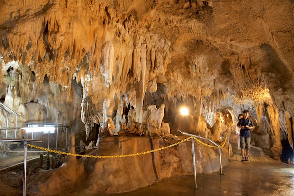 Kalksteinhöhle von Ishigaki welches beinhaltet Höhlen und Höhlenwandern