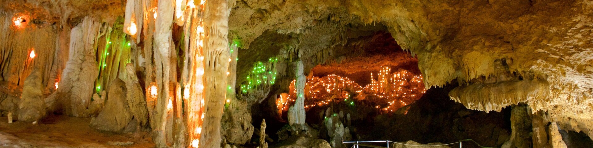 Cueva caliza de la isla de Ishigaki mostrando cuevas