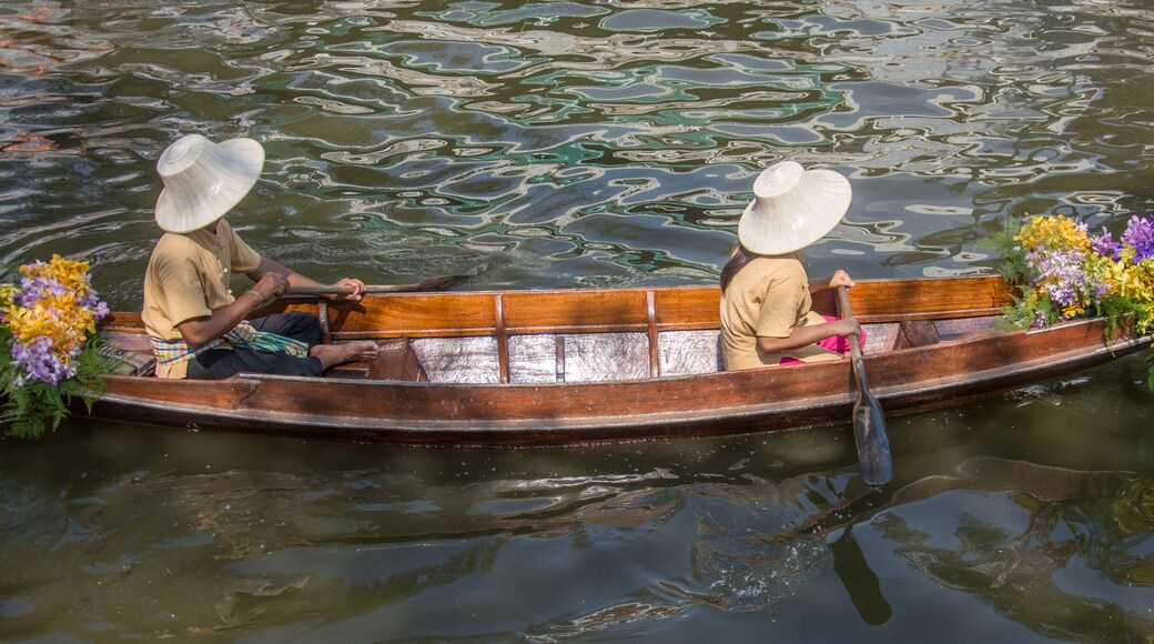 man paddling in the floating market in Thailand
