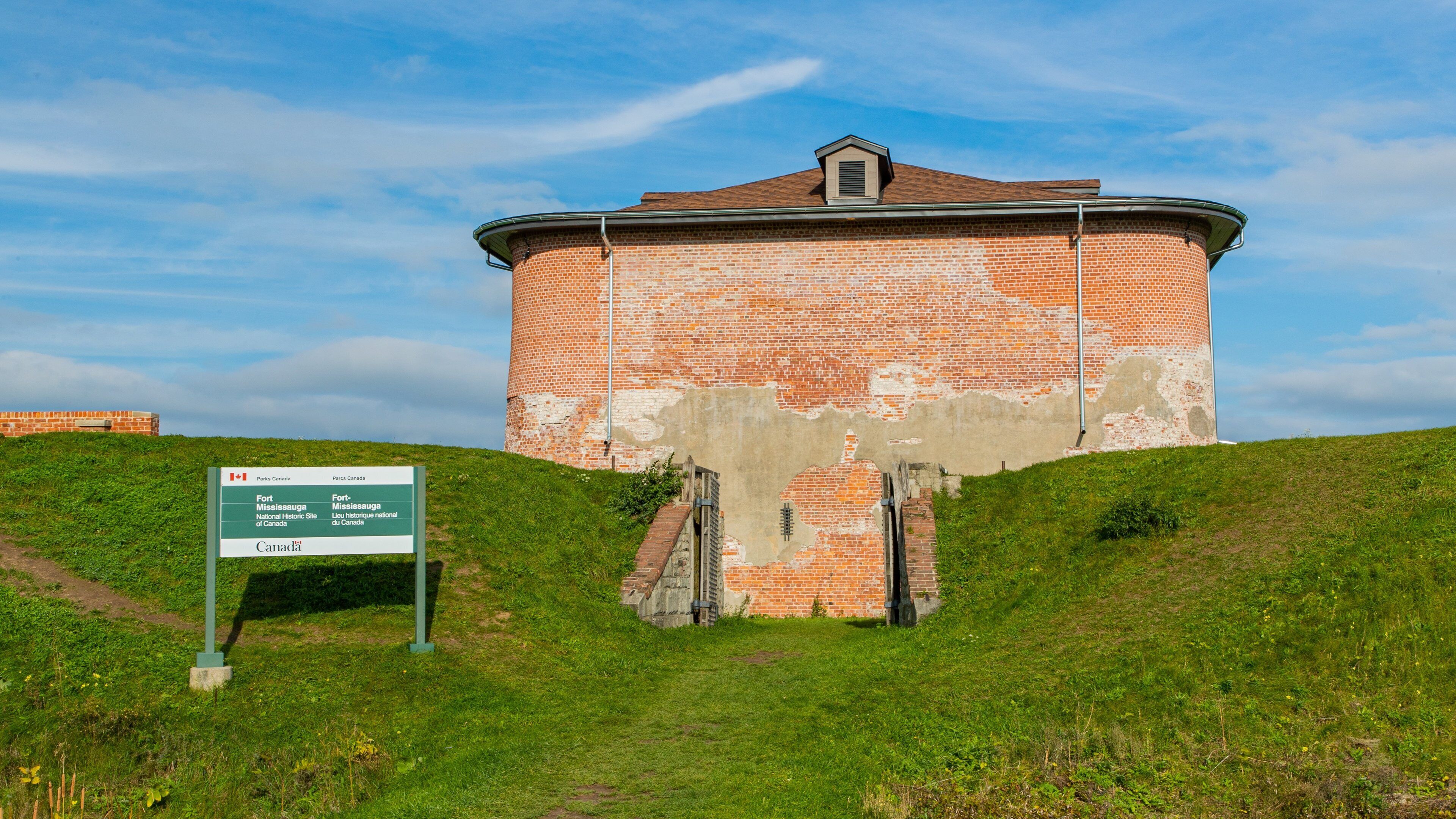 Fort Mississauga featuring signage, military items and heritage elements