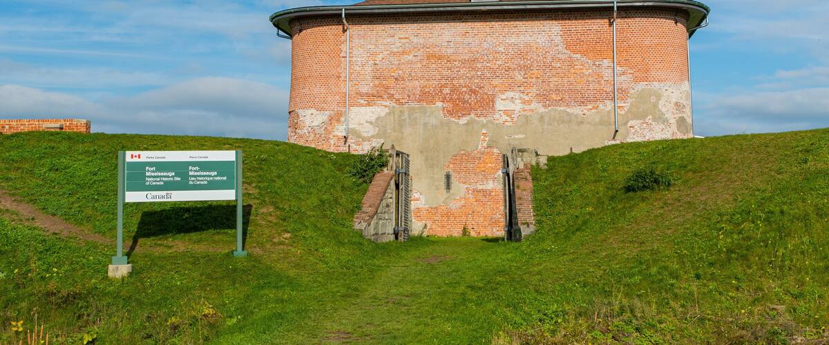 Fort Mississauga featuring signage, military items and heritage elements
