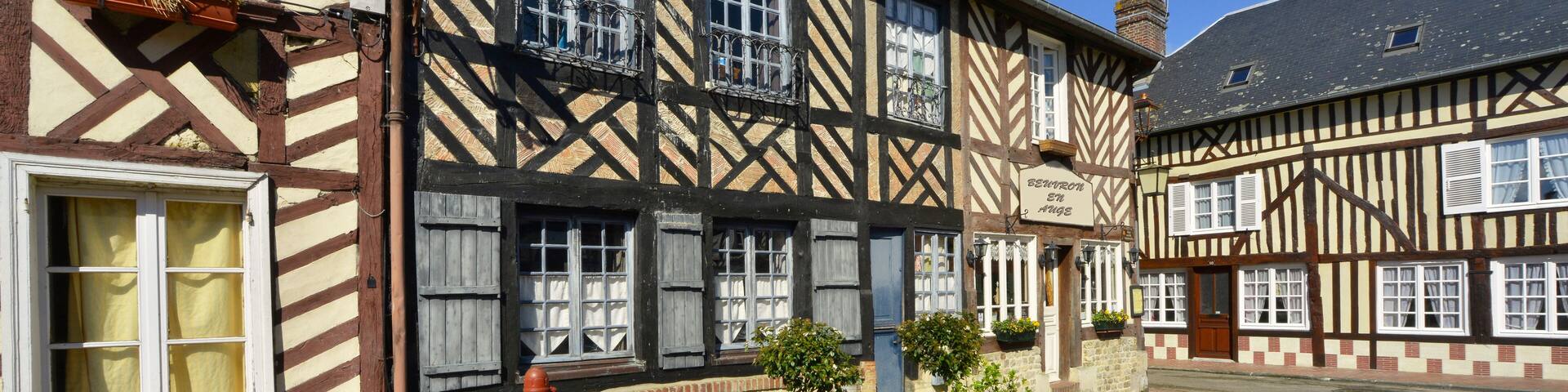 Panoramique Beuvron-en-Auge (14430) et ses maisons à colombages,, département du Calvados en région Normandie, France