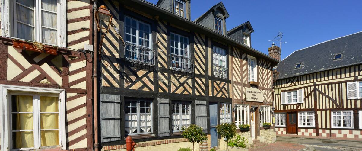 A traditional half-timbered building with a sign reading "Biergarten en Angu".