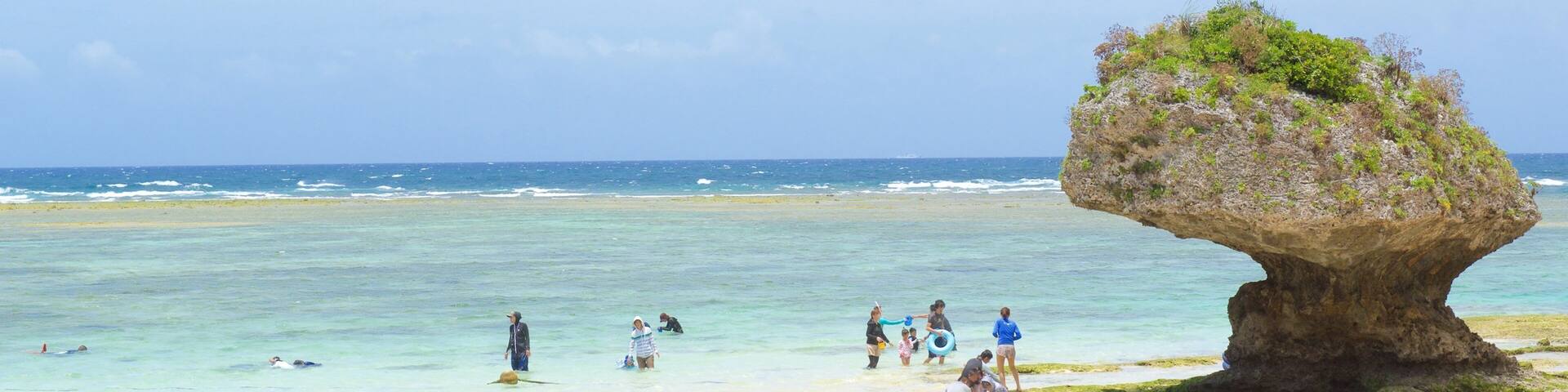 Nirai-stranden som inkluderar en strand sÄvÀl som en stor grupp av mÀnniskor