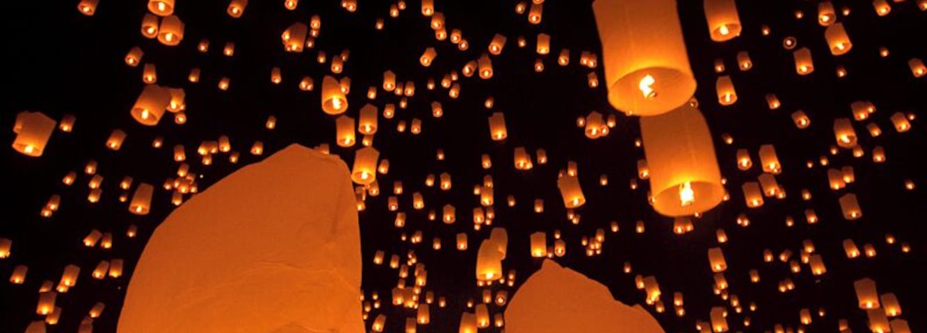 Mae Jo Mass Lantern Launch
Yee Peng, Loy Krathong, Festival of Lights
This is an event we will never forget!
It's one of the most spectacular massed balloon launches of the Loy Krathong festival.
It takes place at the back of Mae Jo University, about 13 kilometres outside of Chiang Mai.
It's not on the date of the official Loy Krathong festival in Chiang Mai so check ahead for the correct date and plan your trip.
The ceremony with prayers and the lantern launch is between 18:30 and 20:30 but be there earlier to get a good spot.
Read more about the festival: http://www.swissnomads.com/2014/11/loy-krathong-yi-peng-mae-jo-mass-sky-lantern-release/