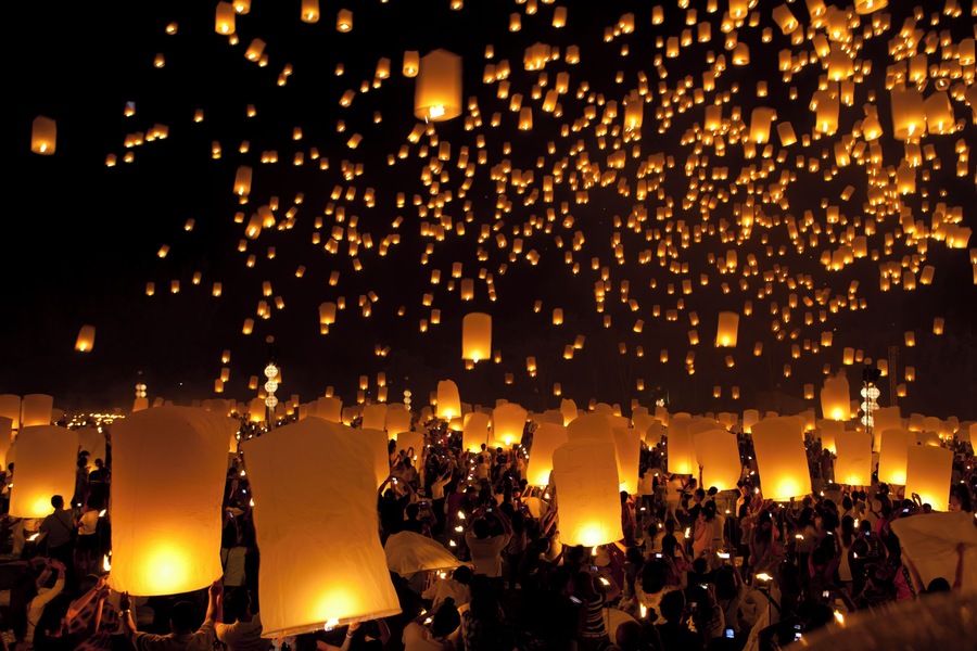 CHIANG MAI, THAILAND -OCT 29: A lot of people are launching sky lanterns in Loy Krathong and Yi Peng Festival. October 29, 2011 at Tu-dong-ka-sa-than,Maejo, Chiang Mai, Thailand