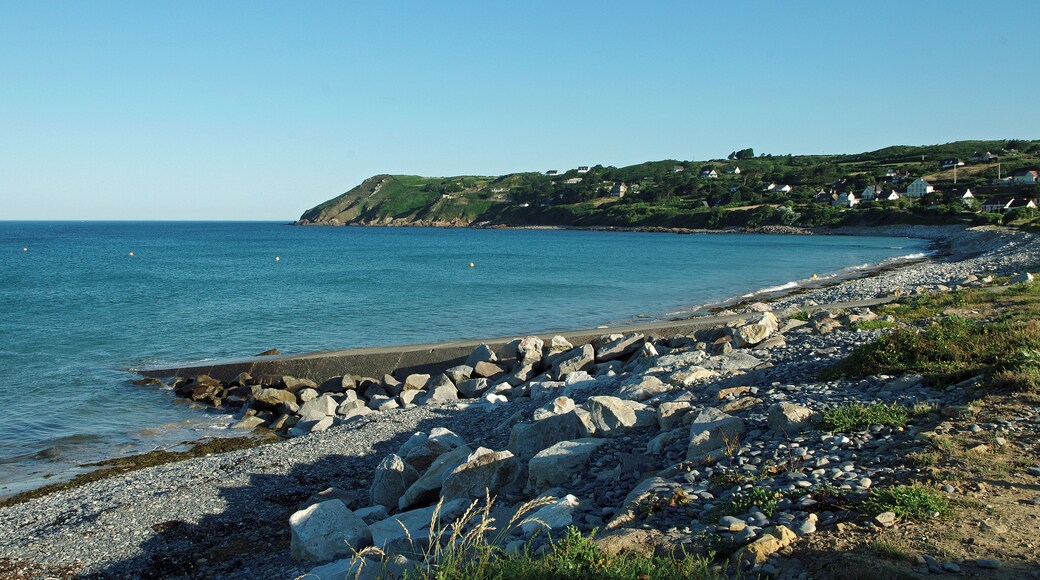 Les Pieux (Manche) Le cap granitique de Flamanville vu depuis la plage de Sciotot.