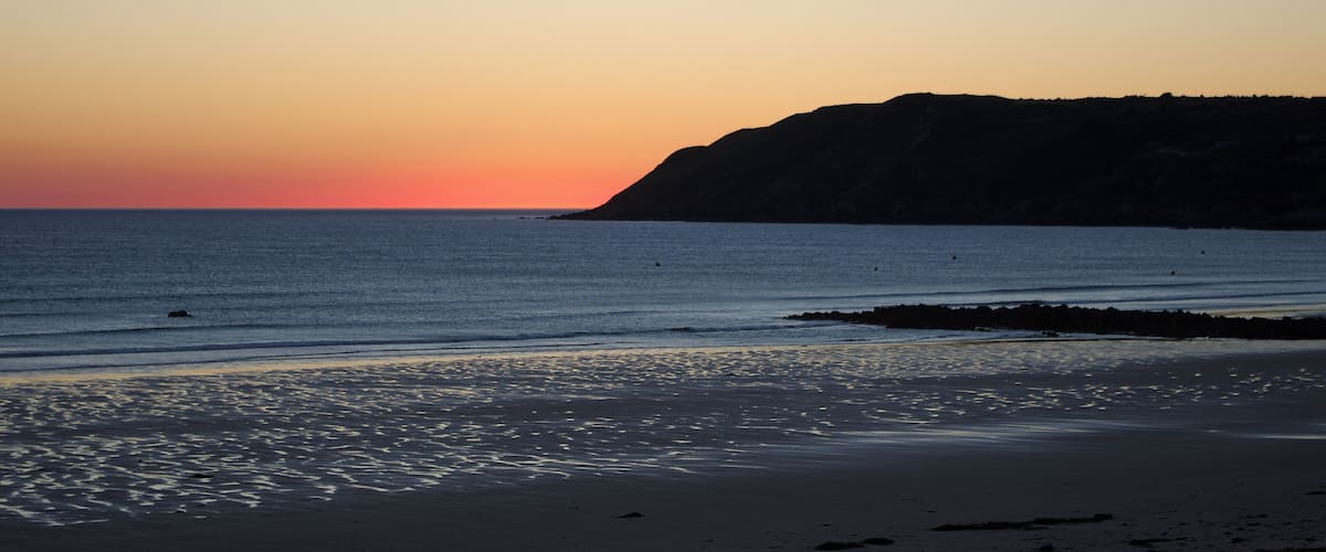 Les Pieux (Manche) Le cap granitique de Flamanville vu depuis la plage de Sciotot.