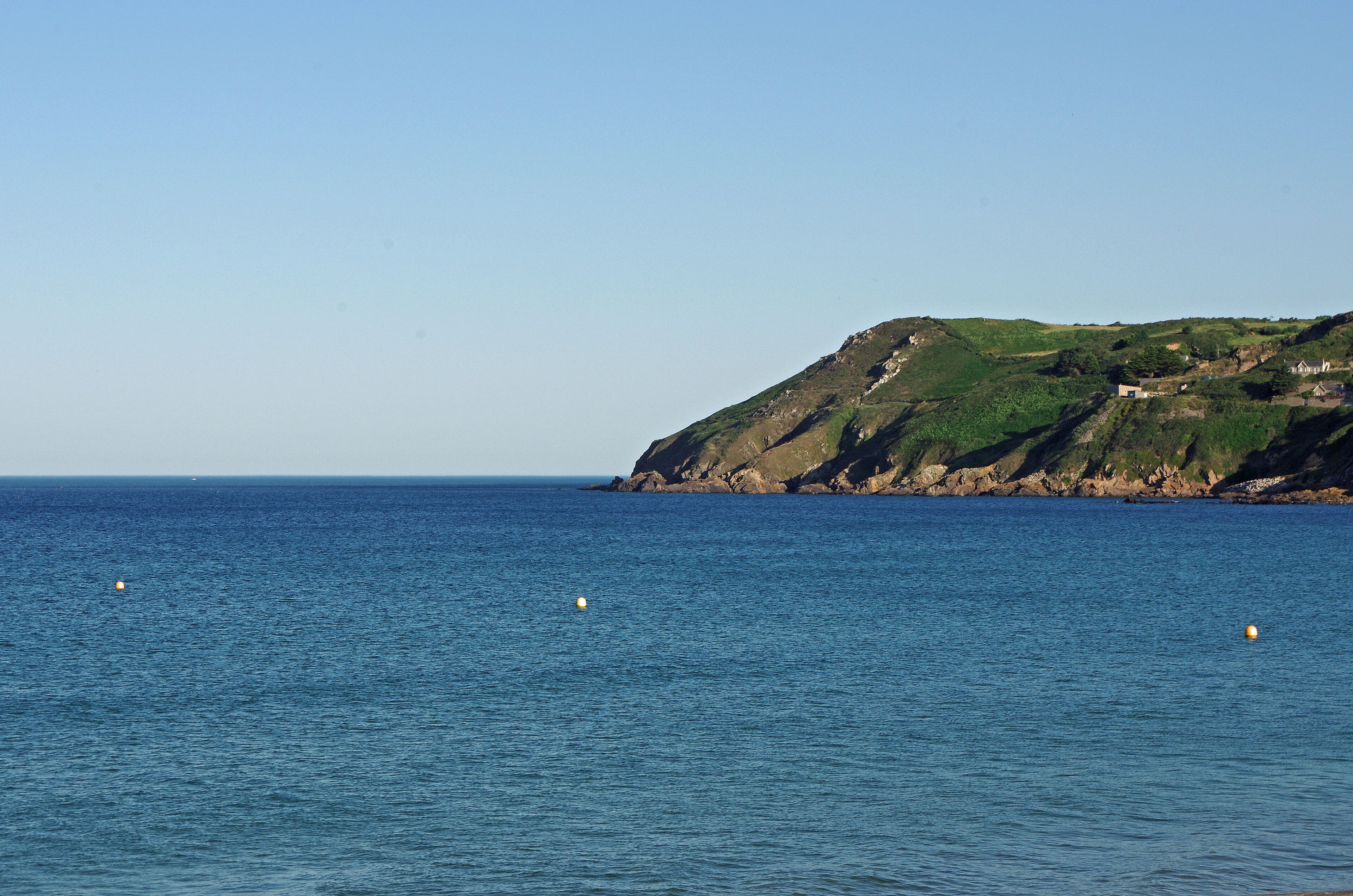 Les Pieux (Manche) Le cap granitique de Flamanville vu depuis la plage de Sciotot.