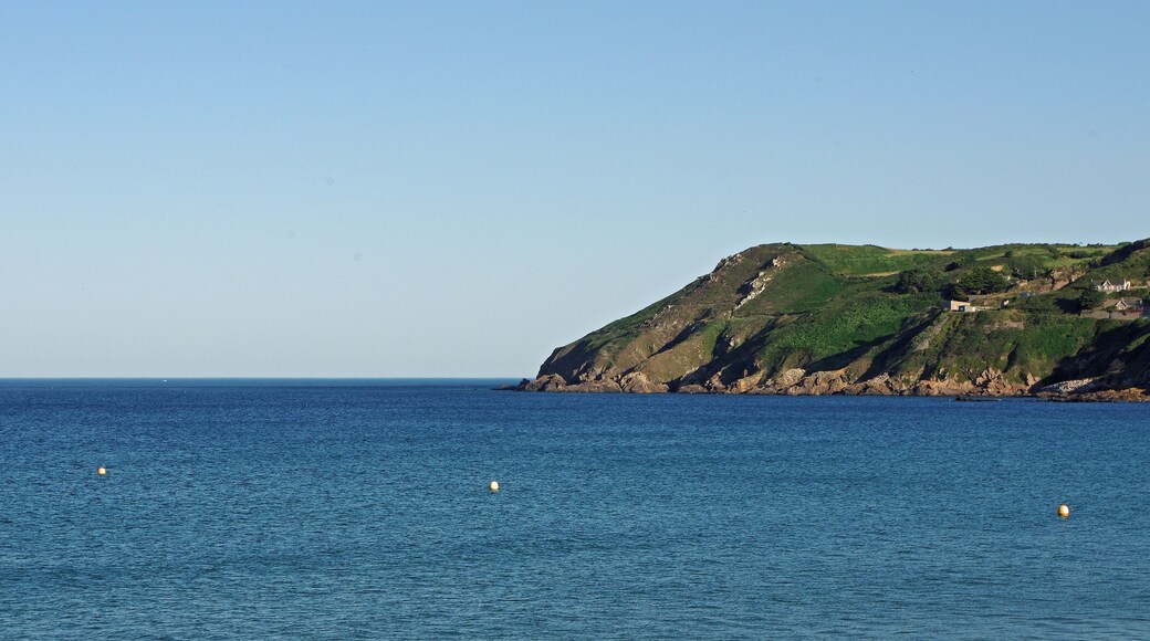Les Pieux (Manche) Le cap granitique de Flamanville vu depuis la plage de Sciotot.