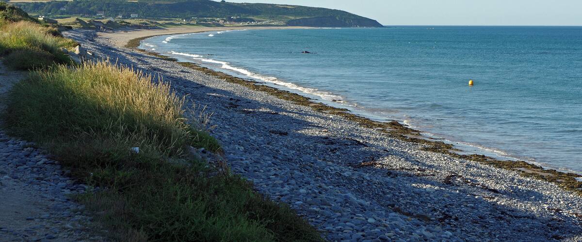 Les Pieux (Manche). La plage de Sciotot et le cap du Rozel. L'Anse de Sciotot, longue de 4 km, est encadrée par le cap de Flamanville et le cap du Rozel.