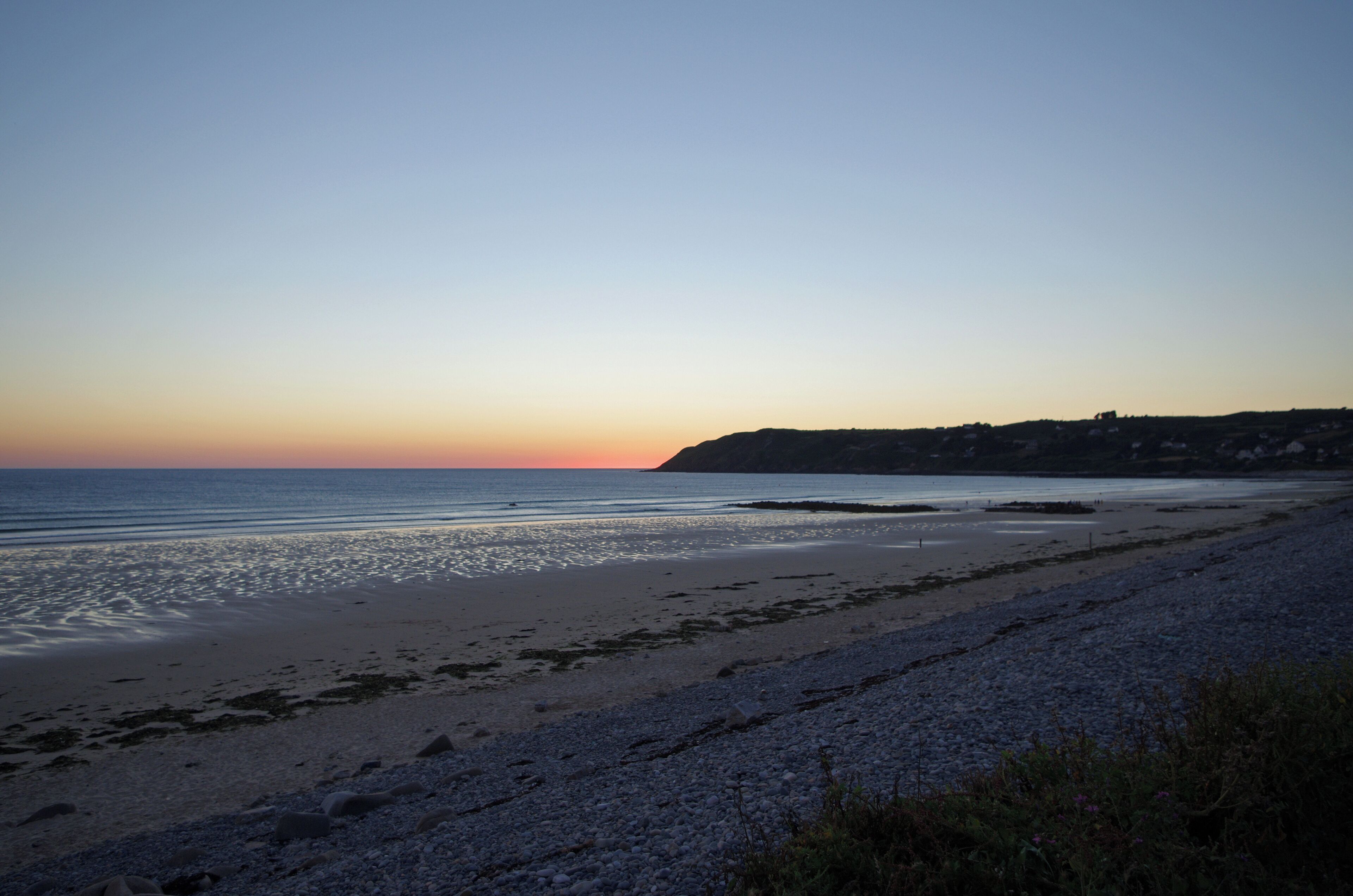 Les Pieux (Manche) Le cap granitique de Flamanville vu depuis la plage de Sciotot.