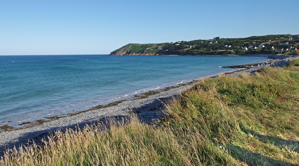 Les Pieux (Manche) Le cap granitique de Flamanville vu depuis la plage de Sciotot.