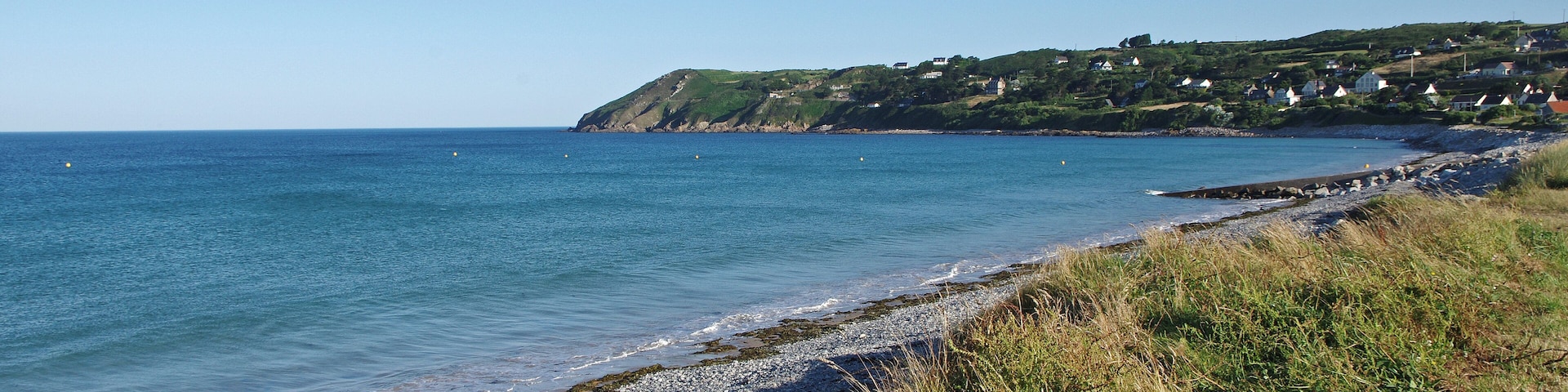 Les Pieux (Manche) Le cap granitique de Flamanville vu depuis la plage de Sciotot.