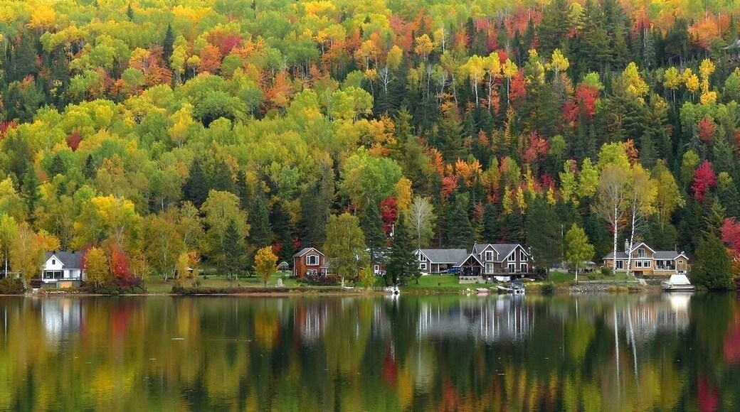 Really cool place to photograph when the autumn colours peak in October. Lac Sainte-Marie right next to the village is surrounded by cliffs on its northern side and houses dot its shore making the whole scenery positively appealling at this time of the year.