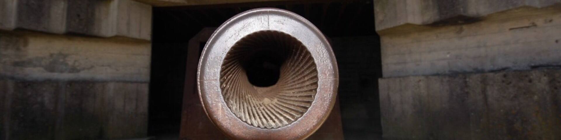 The latest anti-aircraft gun from World War 2 in France. The sun was shining in the middle of the barrel ....