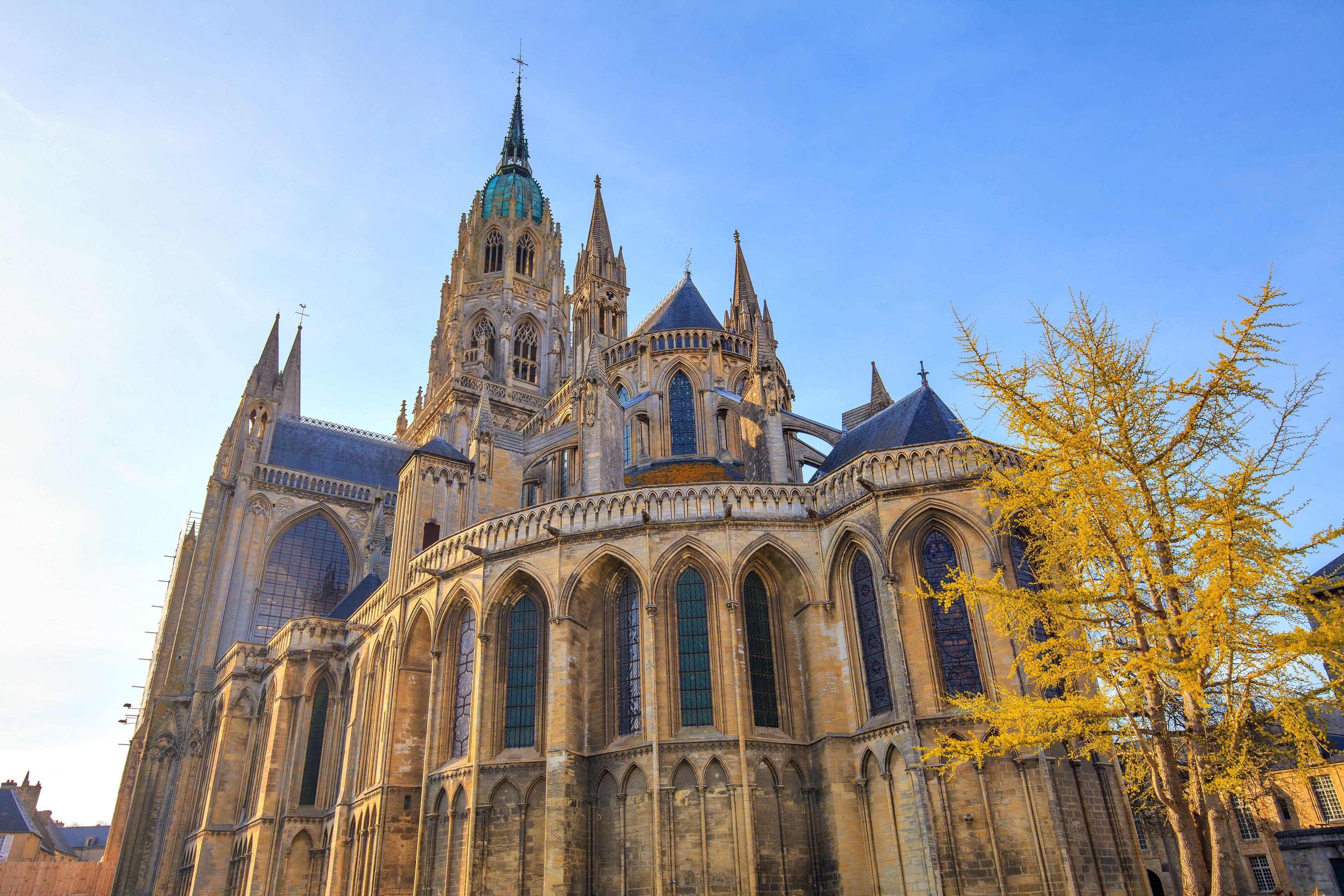 Een grote kathedraal met meerdere torens en ingewikkelde architectonische details.