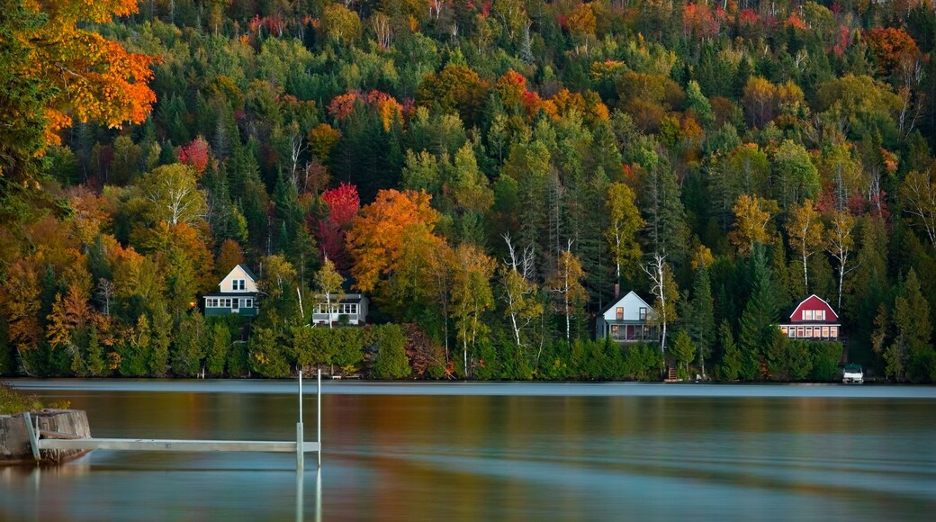 Scenic lake in Vermont in peak fall