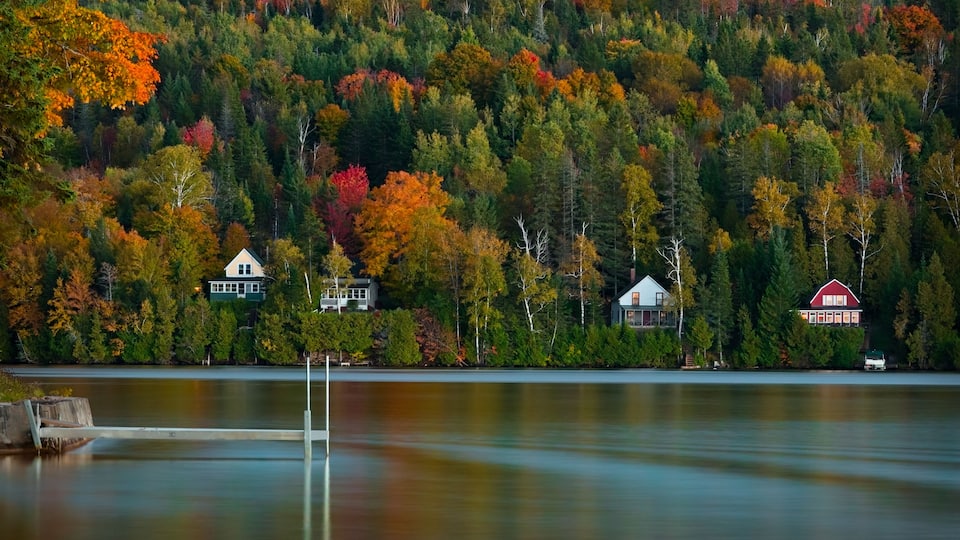 Scenic lake in Vermont in peak fall