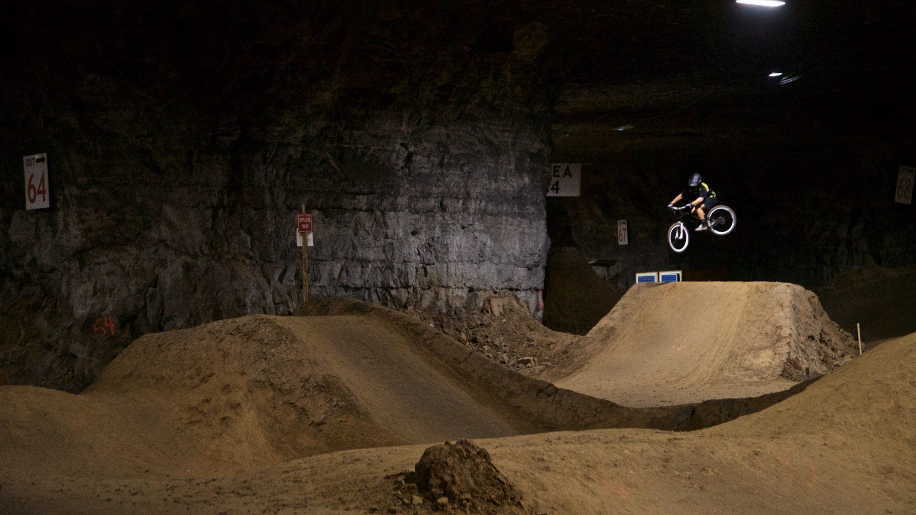 루이스빌 메가 캐번 을 특징 야경, 스포츠 이벤트 과 산악 자전거 타기