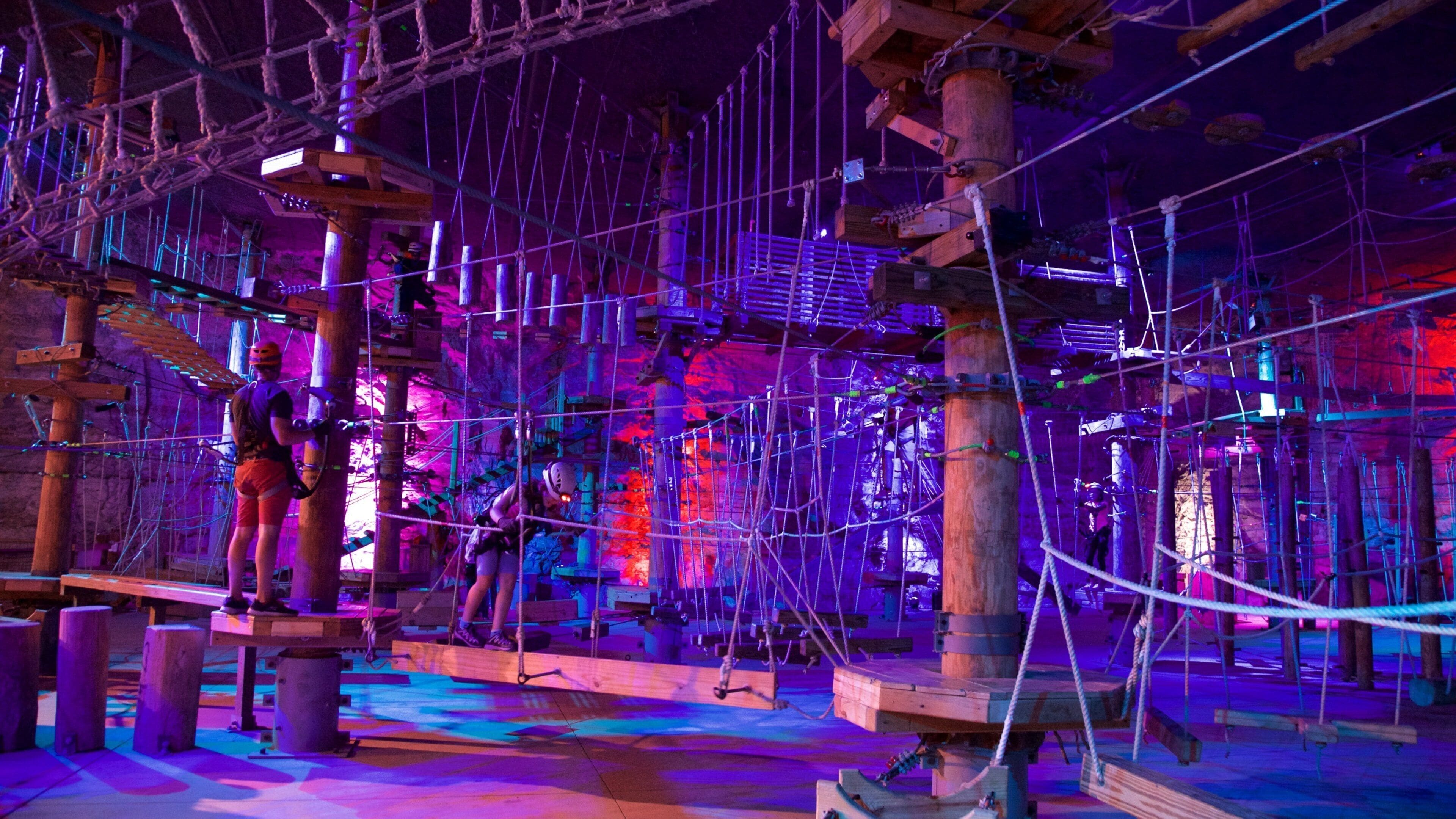 Louisville Mega Cavern presenterar interiörer och en lekplats