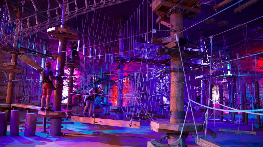 Louisville Mega Cavern presenterar interiörer och en lekplats