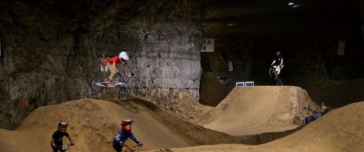 ルイビル巨大洞窟 どの含み スポーツ イベント, マウンテン バイク と 夜景