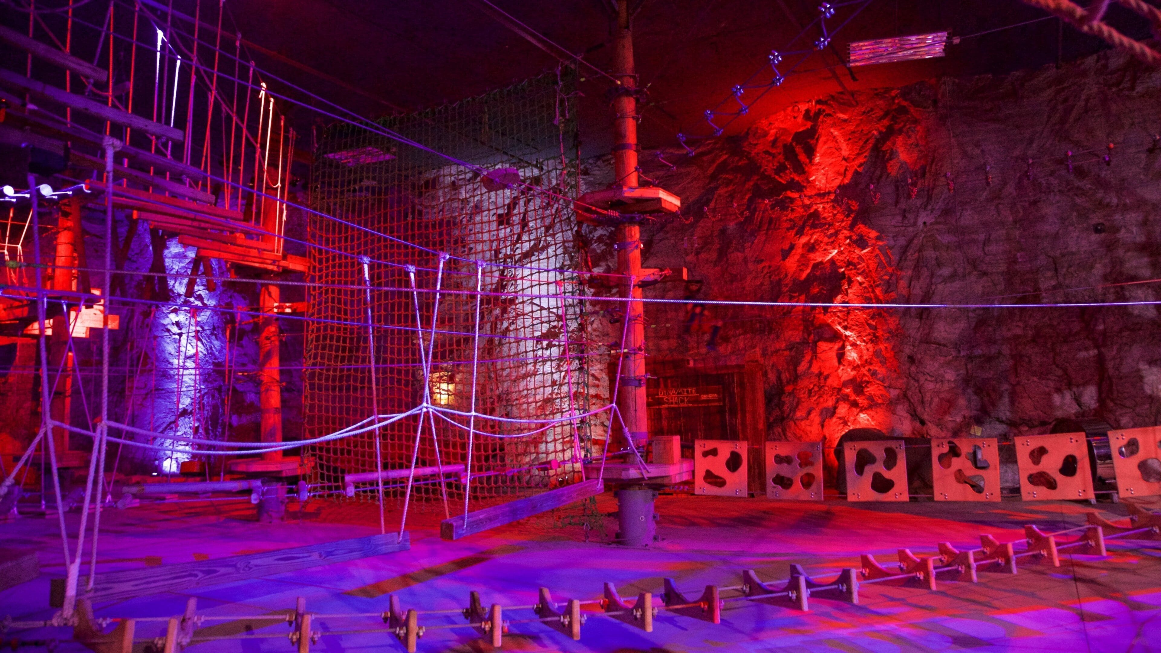 Louisville Mega Cavern presenterar grottor