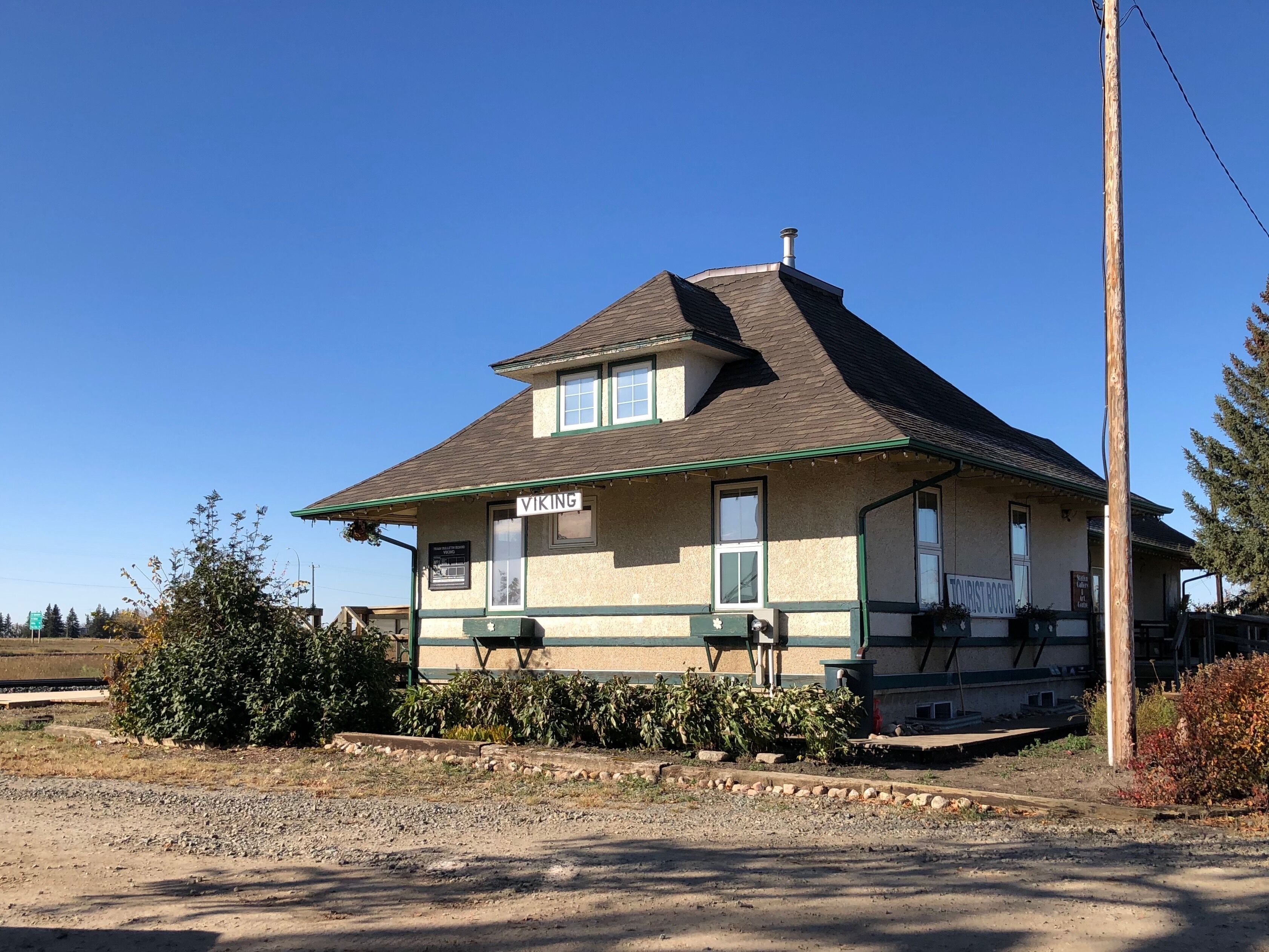 The old railway station still being used today with a few stops per week by Via Rail. There is tourist information, a tea room and a small museum in the building. (October 2019)

#LocalSecrets #MyBackyard