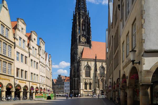 Prinzipalmarkt showing heritage architecture and a city