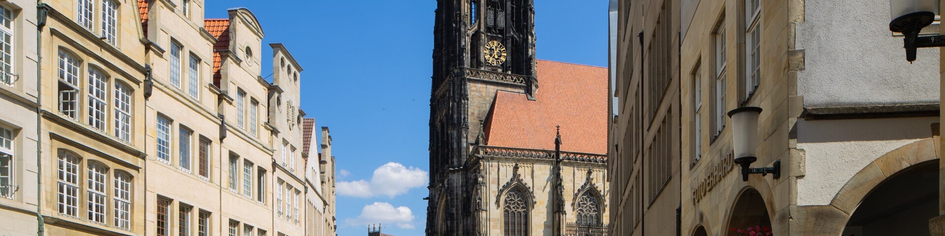 Prinzipalmarkt showing heritage architecture and a city