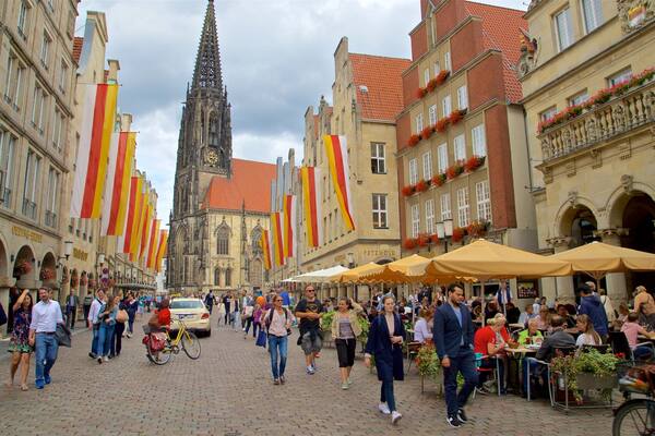 Église St. Lambert montrant scènes de rue, ville et église ou cathédrale