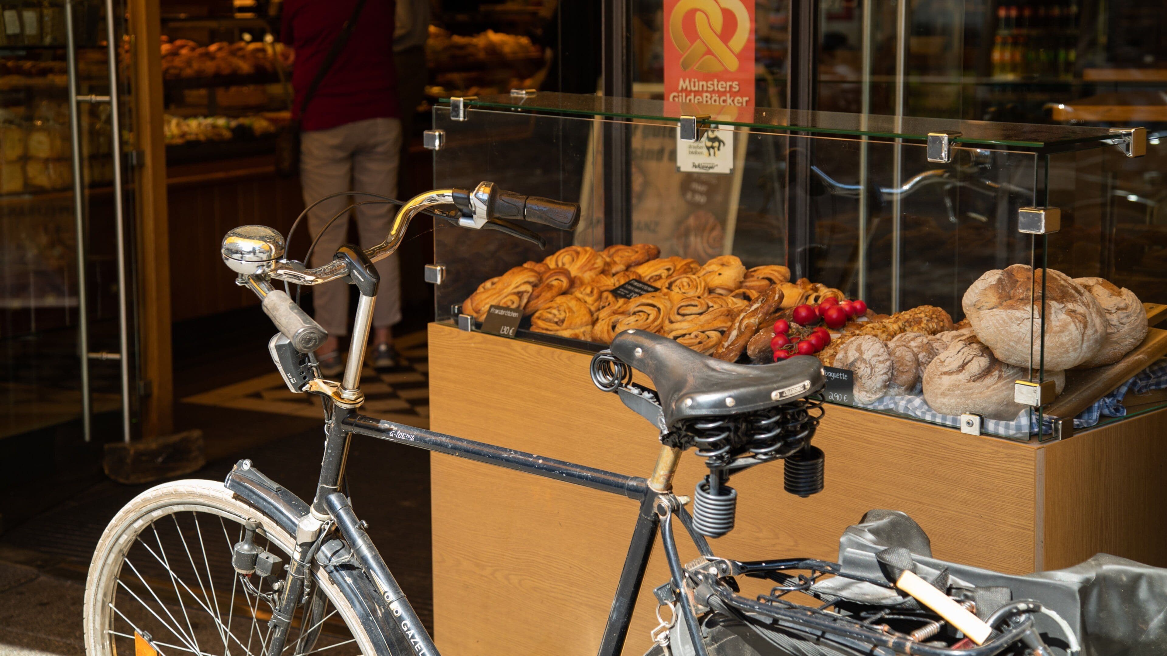 Townhouse Tower showing food
