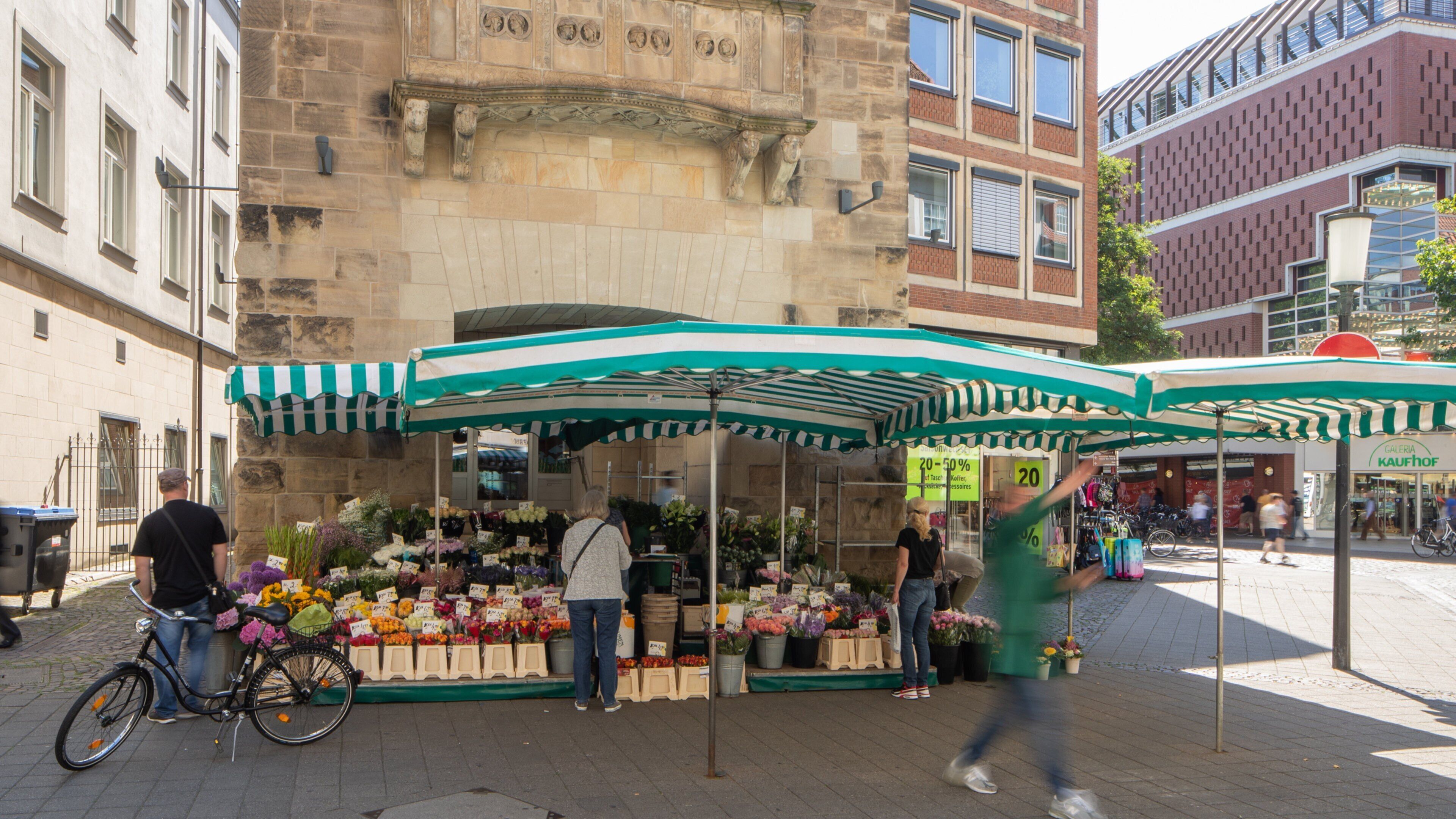 Townhouse Tower featuring markets