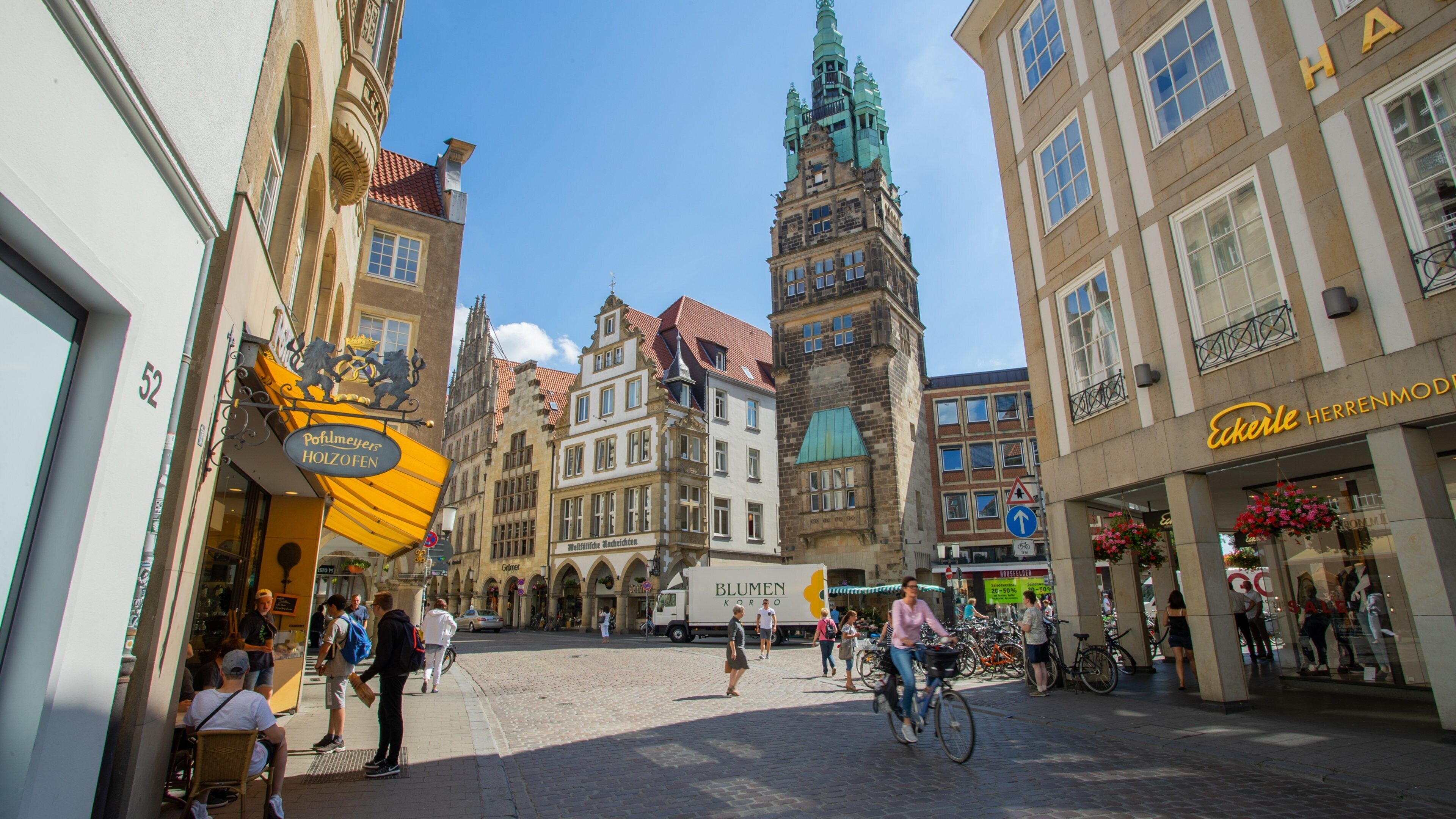 Townhouse Tower featuring heritage architecture and a city