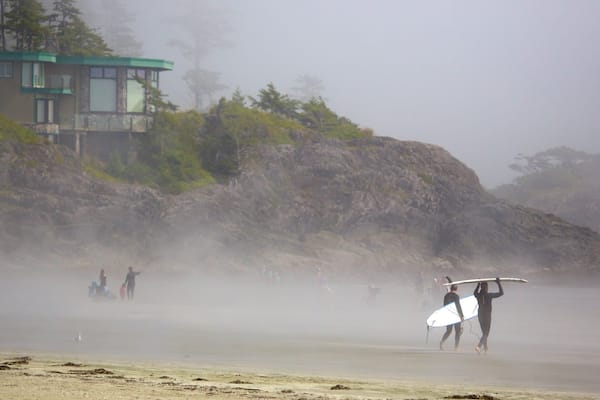 Mackenzie Beach mit einem Nebel, Surfen und Sandstrand