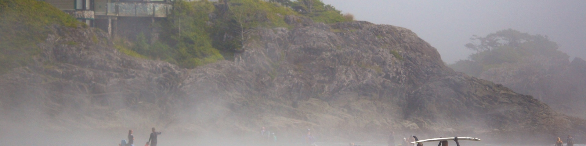 Mackenzie Beach mit einem Nebel, Surfen und Sandstrand