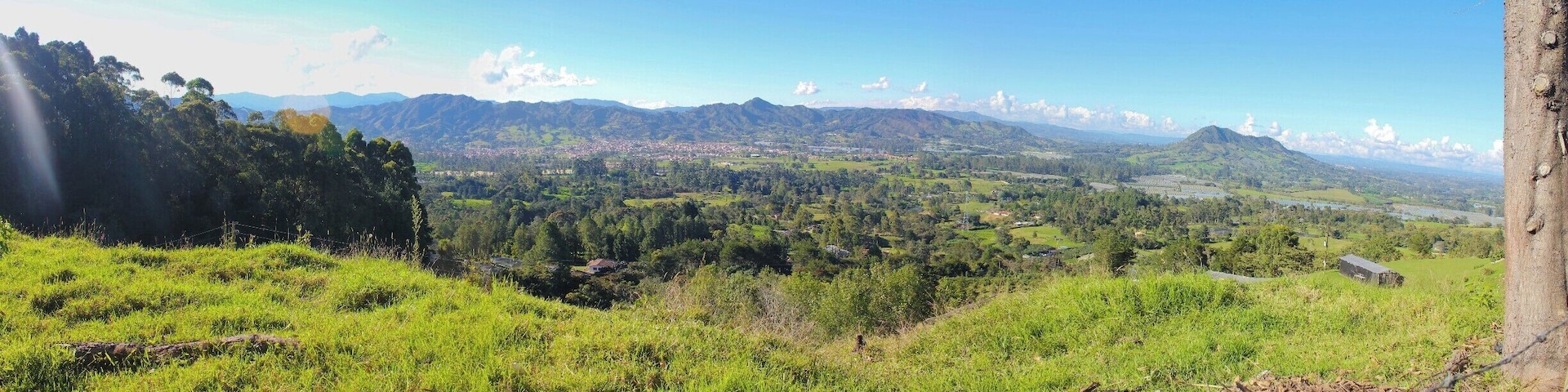 Taking a #Roadtrip through Colombia is so regarding. Since there's mountains everywhere and the roads are from one mountain to the next you get some amazing view, like this one of the small town of La Ceja